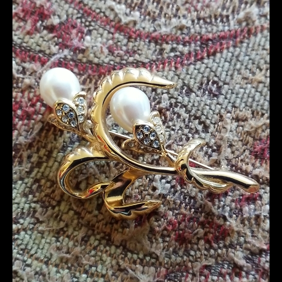 MONET Pearl Rhinestone Flower Brooch - Picture 7 of 16